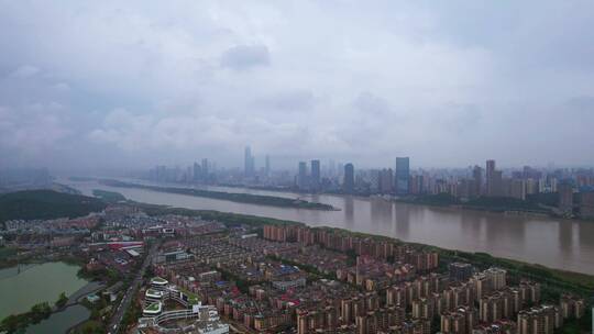 烟雨朦胧的长沙湘江橘子洲城市全景