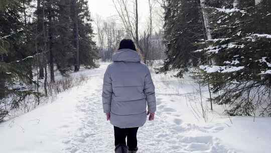 女人在冬季仙境景观、旅行中在户外散步