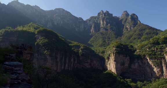 清晨阳光照进太行山贤麻沟