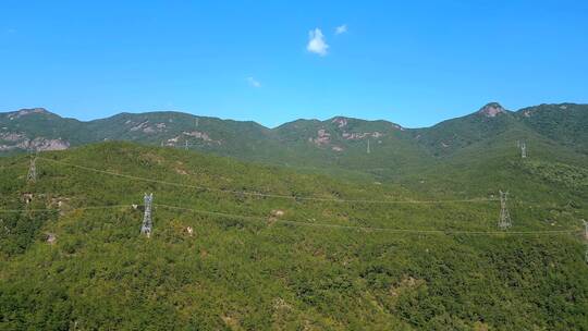 4K航拍蓝天下厦门北辰山和输变电铁塔风光