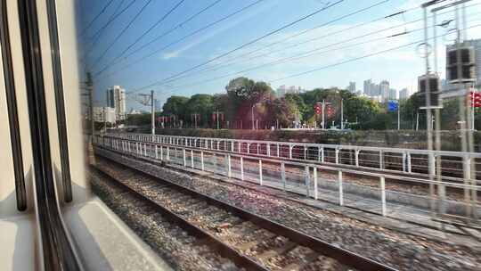 火车窗外的城市铁轨及周边风景