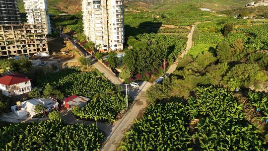 混凝土卡车前往建筑工地鸟瞰图