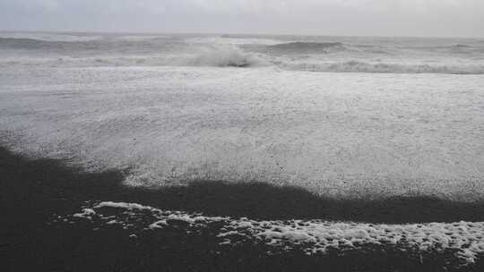 海岸，海浪，海泡沫，黑沙