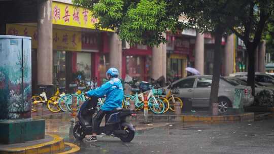 外卖小哥电动车下雨