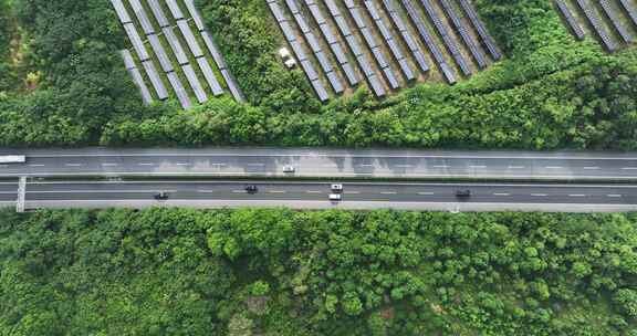 高速公路经过森林和太阳能光伏发电站