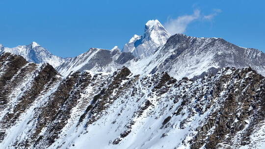 冬季夹金山雪山航拍镜头上升