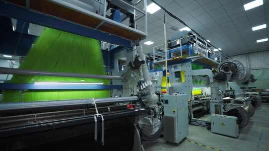 大型纺织工厂运转的织布机设备视频素材模板下载