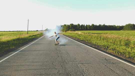 青少年骑着滑板留下一串烟雾