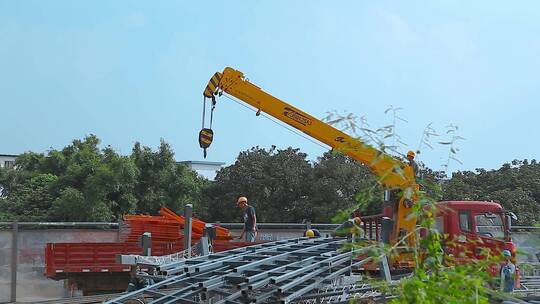 吊车视频建设工地吊车吊装幕墙钢架