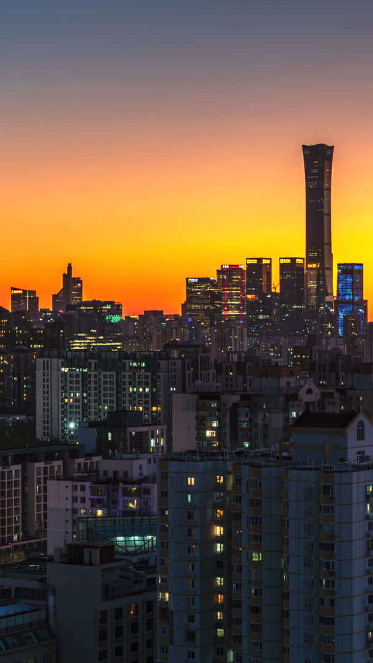 北京城市建筑群黄昏天际线的橙蓝色过渡延时