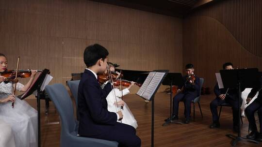 儿童拉小提琴音乐会