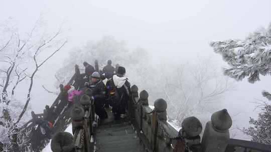 湖北武当山景区冬天大雪雾凇古建筑旅游