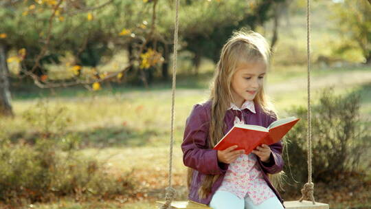 坐在秋千上看书的女孩视频素材模板下载
