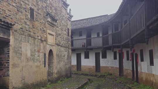 江西赣州龙南乌石围中式建筑雨天禅意空镜头