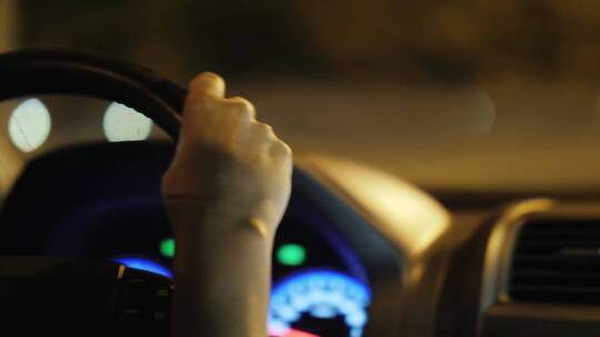 女人开车穿过夜市视频素材模板下载
