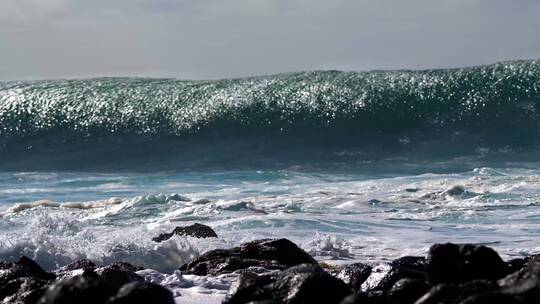 蓝色的波浪以慢动作滚进海岸