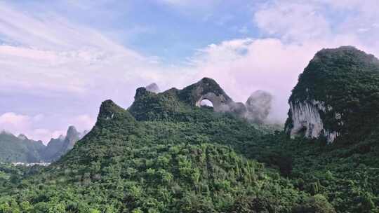 云雾缭绕的桂林阳朔月亮山景区风光