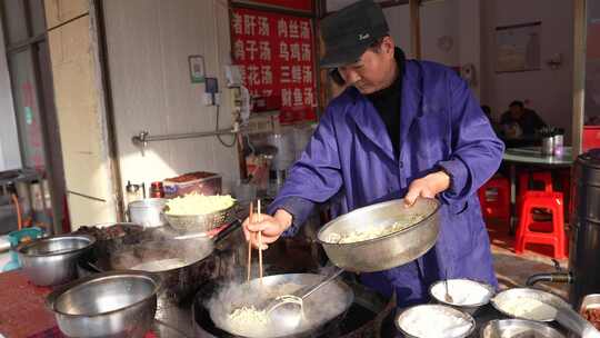 厨师在厨房用漏勺制作美食