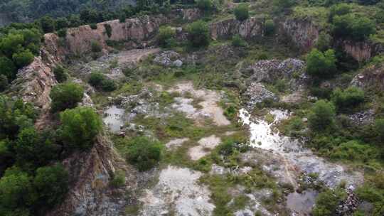 空中滑梯穿过采石场