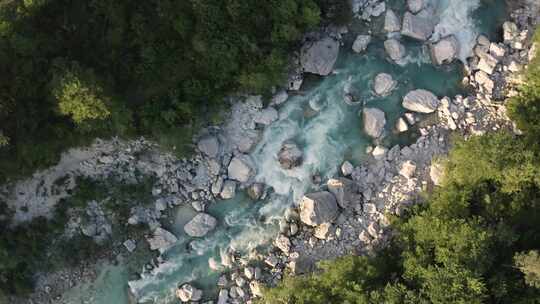 河流空中流过岩石的水