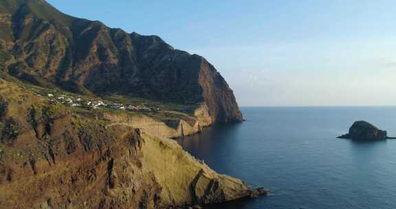 海岸深崖小村庄