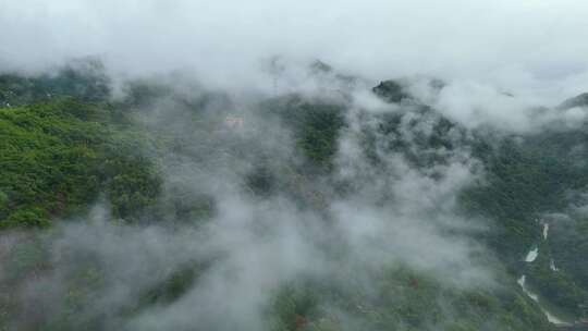 云雾中的大山