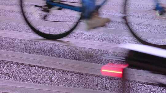 夜晚城市行人过马路人流脚步夜景人文视频素