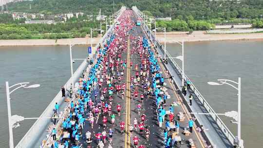 武汉马拉松赛事武汉长江大桥补给点航拍