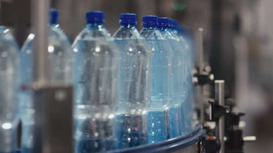 生产自动化机器人输送带移动瓶装水