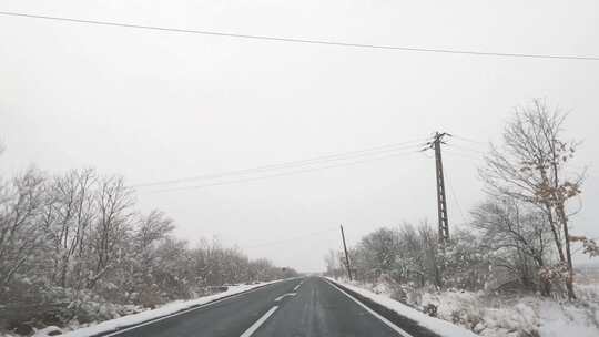 汽车行驶在冬季的雪景中