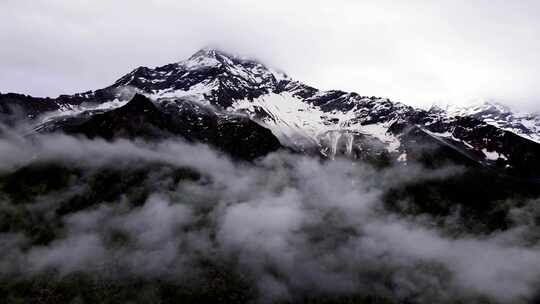 四川省阿坝州小金县结斯乡大玛雅峰雪山航拍