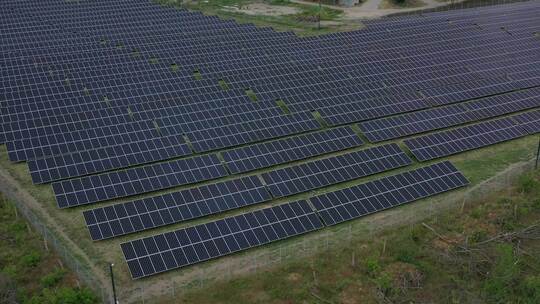 现场的大型太阳能发电厂，大量太阳能电池板