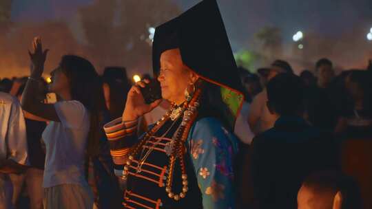 少数民族节日宁蒗彝族火把节打电话彝族妇女