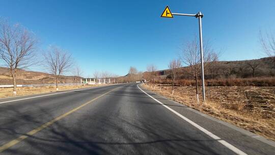 行车视角道路两侧绿化风景开车第一视角开车