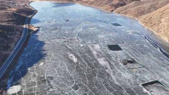 辽宁绥中户外结冰湖面及岸边道路的景象
