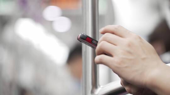 地铁上使用手机玩手机刷手机
