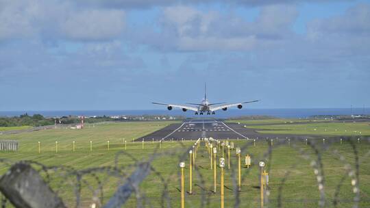飞机安全平稳着陆机场跑道