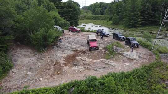 4x4汽车在岩石地层上行驶