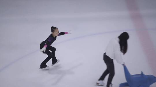 滑冰场滑冰训练-亲子滑冰娱乐视频素材模板下载
