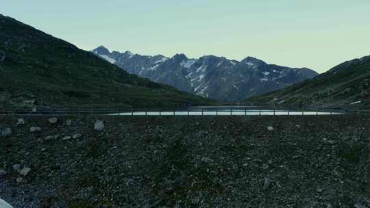 高山空中湖边的大坝