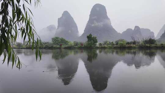 雨天湖景倒映绿树青山的宁静画面