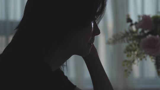 女孩伤感流泪情绪低落哭泣4k视频素材视频素材模板下载