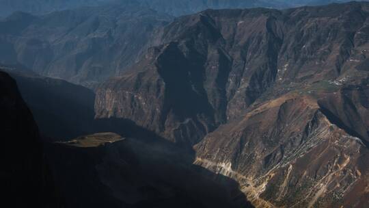 大山视频中国西南建盖在大山里希望小学远景