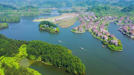 4k航拍重庆南川风景区黎香湖的游船风光视频素材模板下载