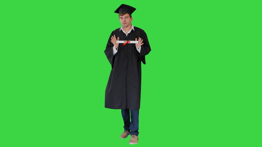 手拿毕业证的男学生绿幕