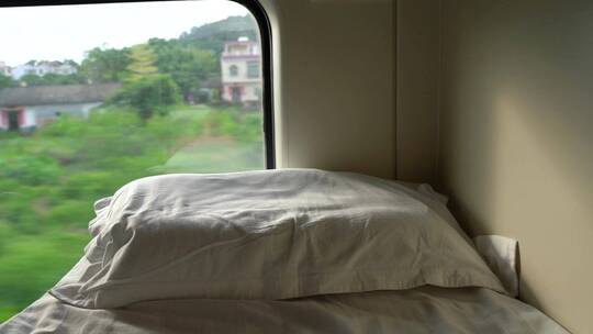火车卧铺和窗外的风景视频素材模板下载