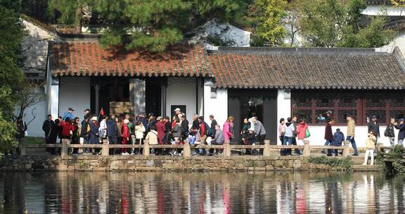 秋季苏州天平山古建筑游客赏秋