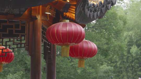 春节亭子里中式红灯笼随风飘动