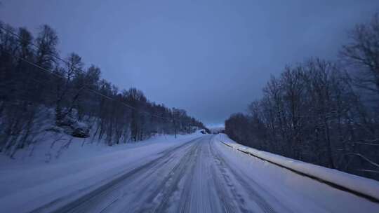 挪威塞尼亚岛北极圈峡湾地貌冬季雪景公路