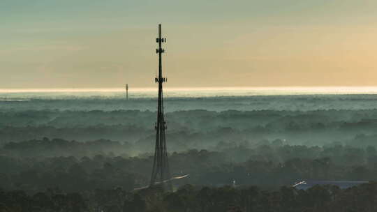 带有用于网络信号的无线通信5g天线的高层电信无线电蜂窝塔